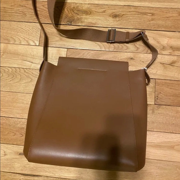 Sold on V*nted π BNWT Everlane βThe Formβ Leather Shoulder + Crossbody Bag - Picture 2 of 8